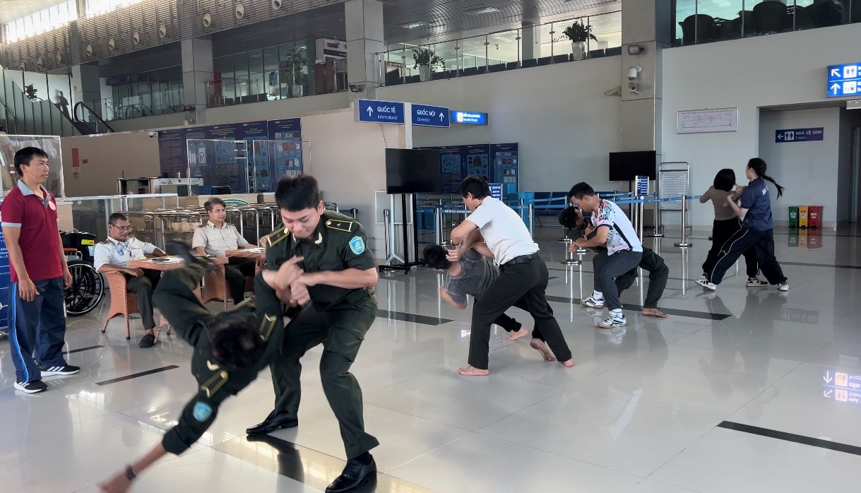 CẢNG HK TUY HÒA: Tổ chức khóa huấn luyện " kỹ năng tự vệ"  cho lực lượng kiểm soát an ninh năm 2024|LOCAL_PATH:crawled_data/images/featured_6d60d2981e90.jpg