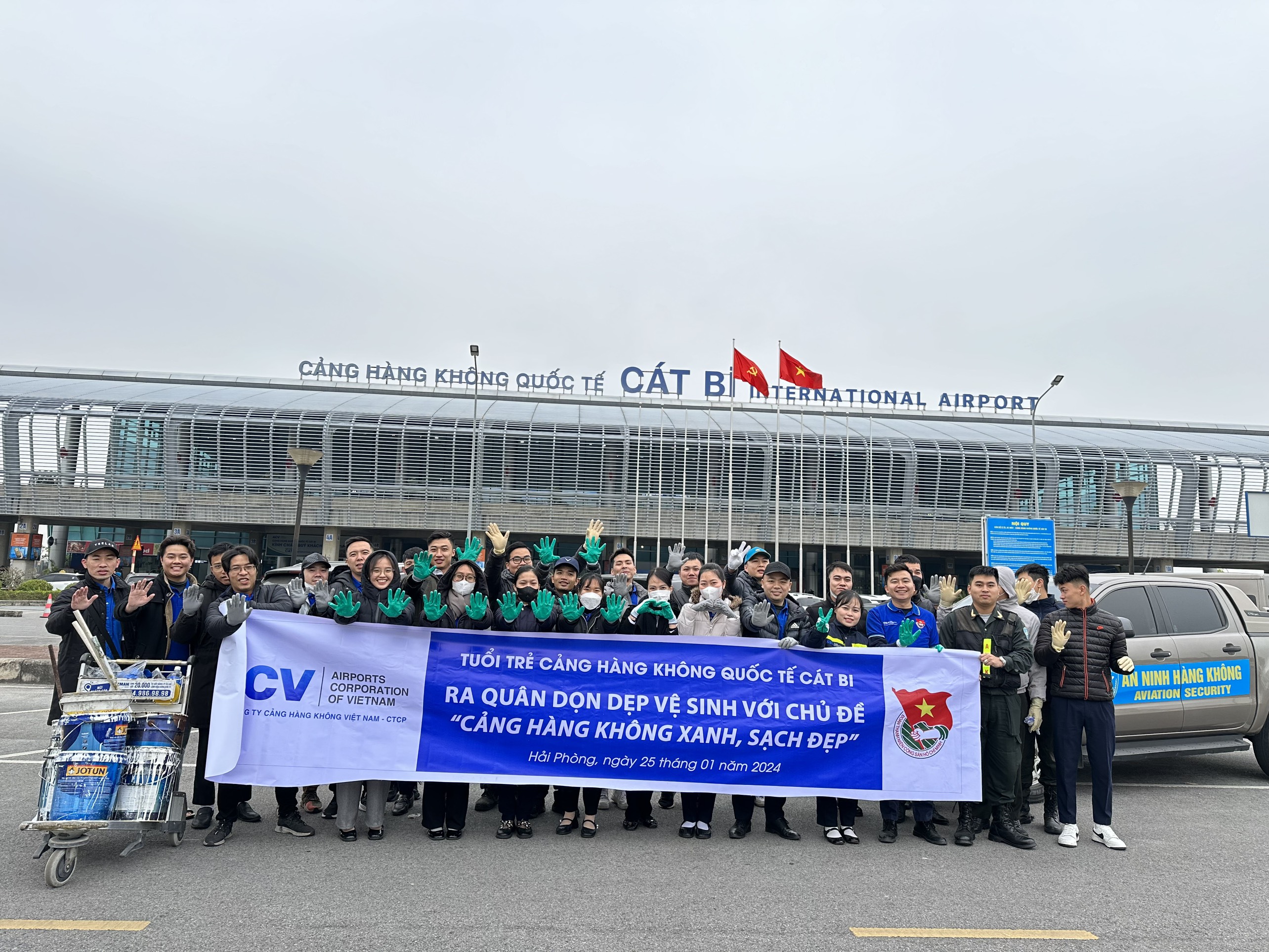 Tổ chức ra quân tổng vệ sinh môi trường, quét vôi gốc cây xanh trong khuôn viên Cảng HKQT Cát Bi.|LOCAL_PATH:crawled_data/images/featured_6e62b601382a.jpg