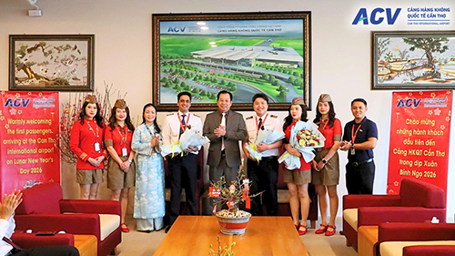 RỘN RÀNG CHÀO XUÂN – TRANG TRỌNG ĐÓN CHUYẾN BAY ĐẦU NĂM TẠI CẢNG HÀNG KHÔNG QUỐC TẾ CẦN THƠ