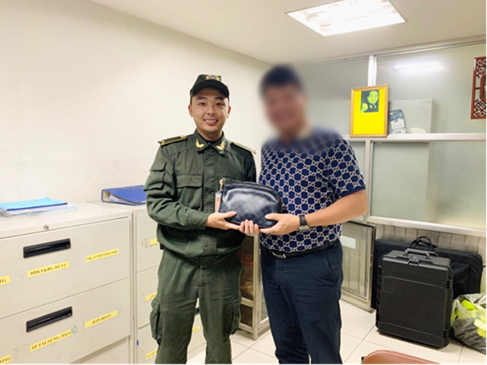 Nữ nhân viên xe đẩy – Cảng HKQT Nội Bài phát hiện tài sản bỏ quên chứa hơn 100 triệu đồng|LOCAL_PATH:crawled_data/images/featured_706124ceaea5.png