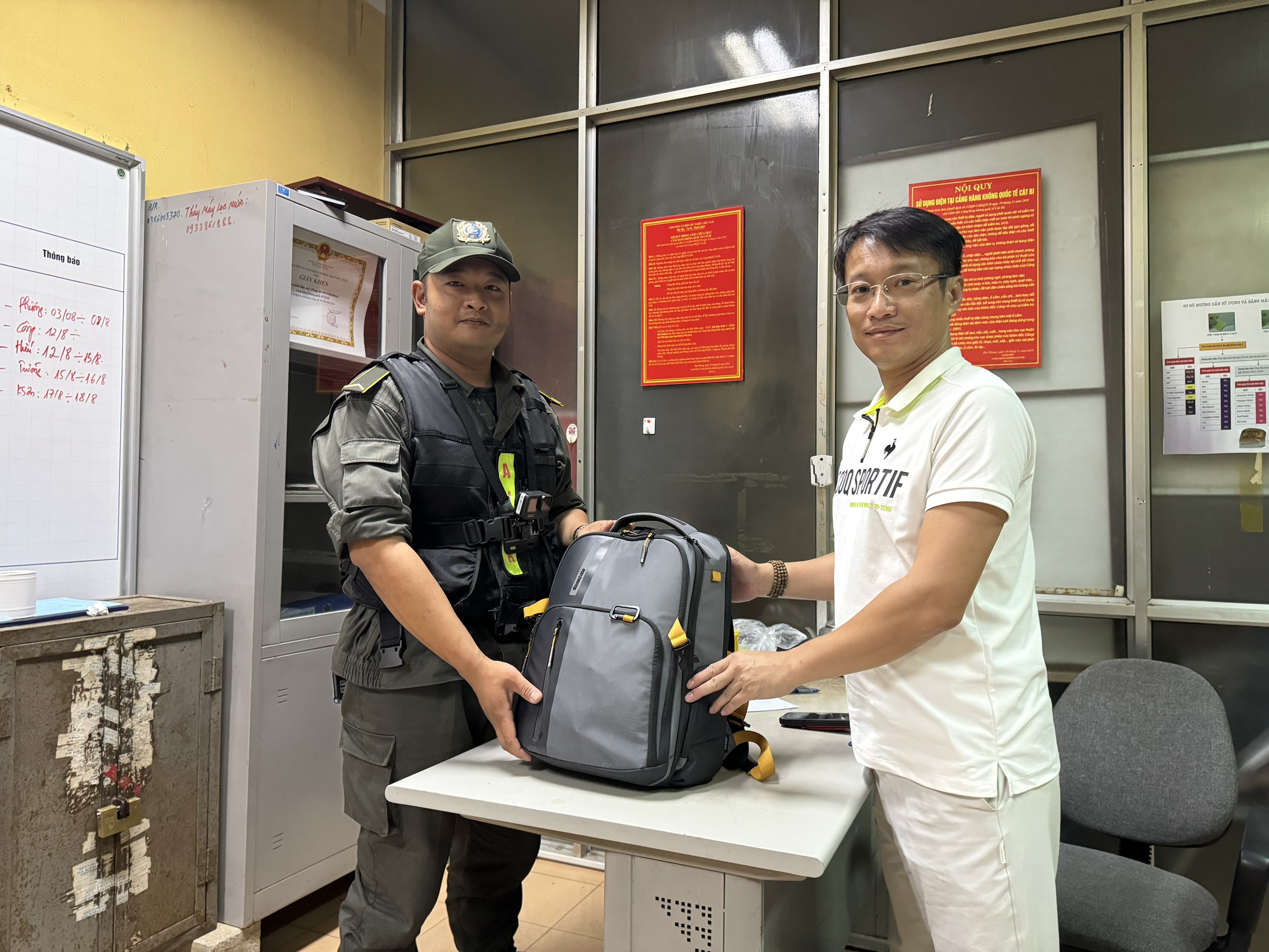 Nhân viên ANKS phát hiện và trao trả lại hành lý của hành khách bỏ quên tại Cảng HKQT Cát Bi|LOCAL_PATH:crawled_data/images/featured_70f0c7713a40.jpg
