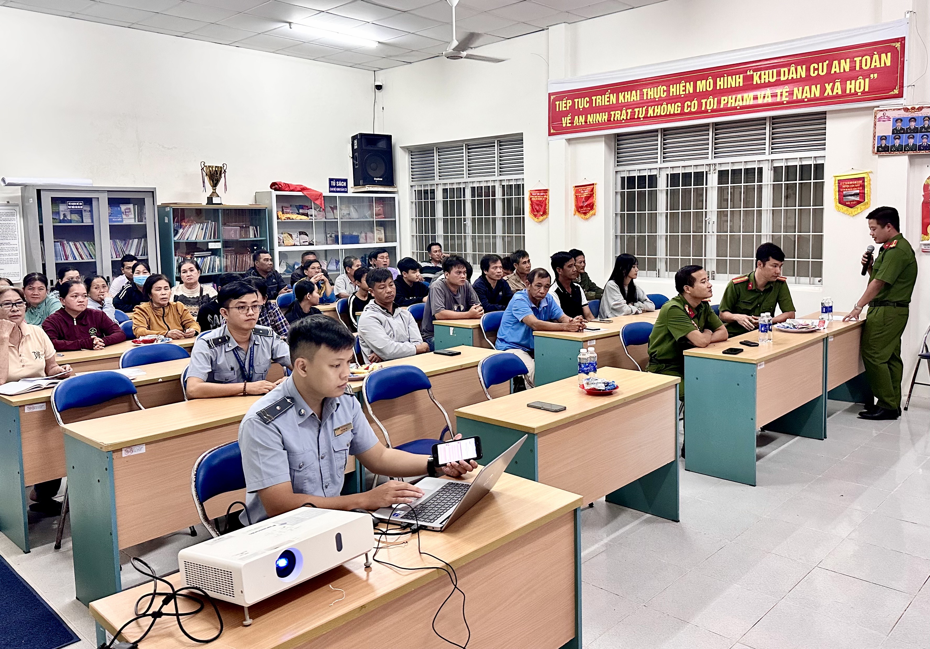 Đẩy mạnh tuyên truyền để người dân Côn Đảo chấp hành nghiêm các quy định của pháp luật về đảm bảo an toàn hàng không|LOCAL_PATH:crawled_data/images/featured_71791812c109.jpeg