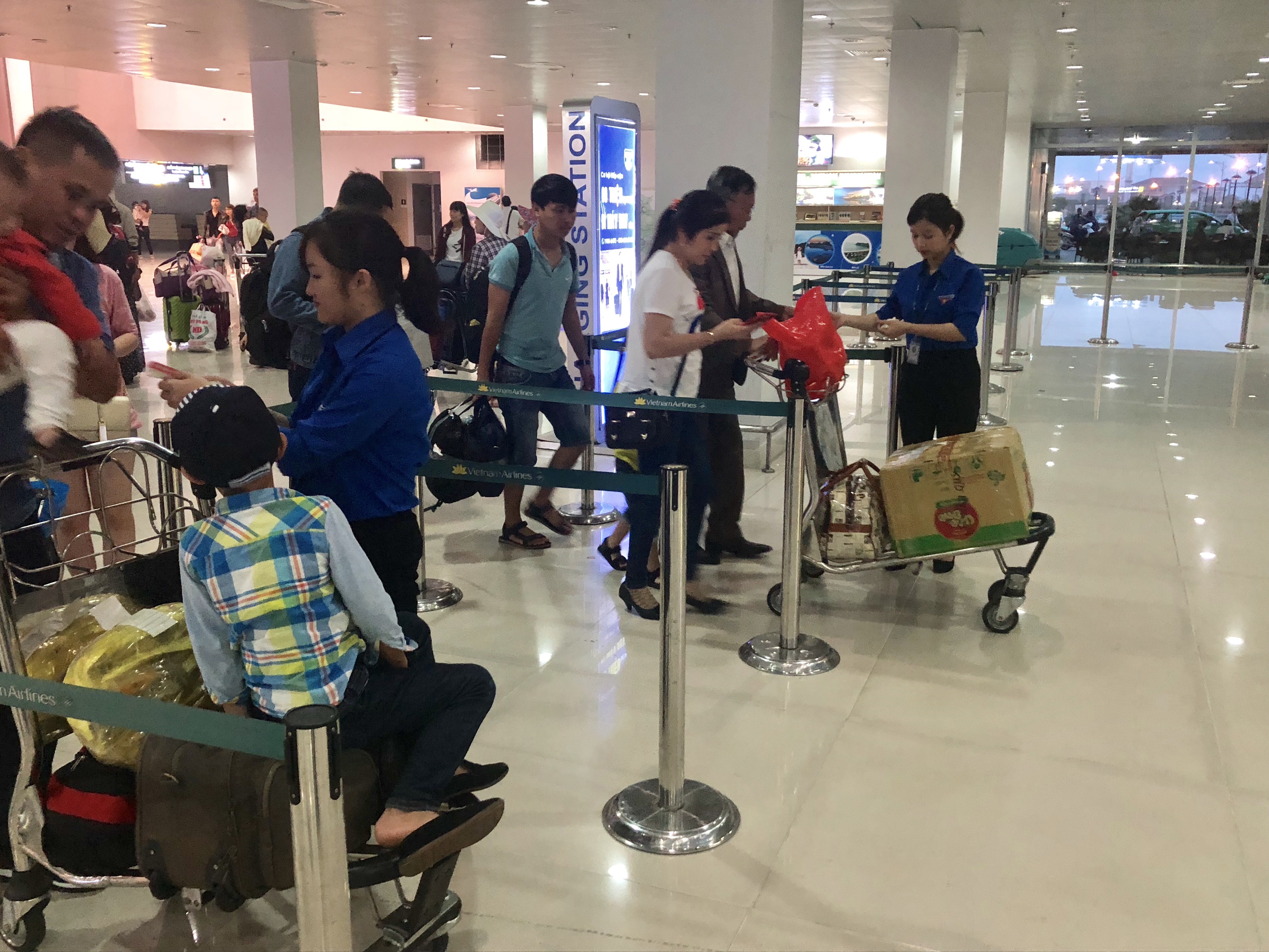 CẢNG HÀNG KHÔNG QUỐC TẾ VINH Đoàn thanh niên tổ chức ra quân “Thanh niên tình nguyện hỗ trợ đơn vị giảm tải khai thác dịp cao điểm” năm 2018|LOCAL_PATH:crawled_data/images/featured_72cd7ca625ac.jpeg