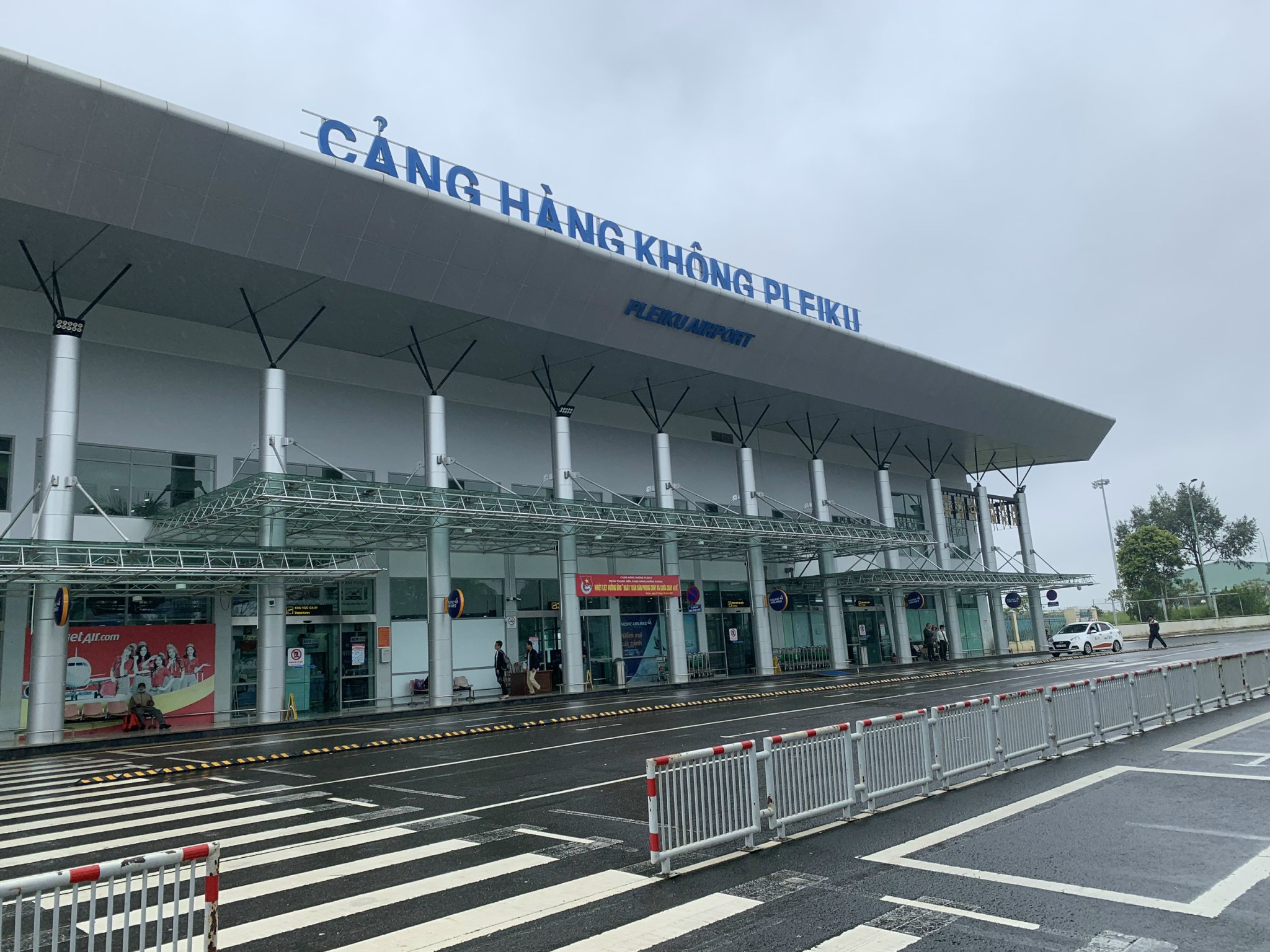 Cảng hàng không Pleiku đẩy mạnh công tác phòng chống dịch Covid - 19, nâng cao chất lượng dịch vụ và tăng cường công tác an ninh dịp Lễ 30/4 - 01/5.|LOCAL_PATH:crawled_data/images/featured_73b61c91f5aa.jpg