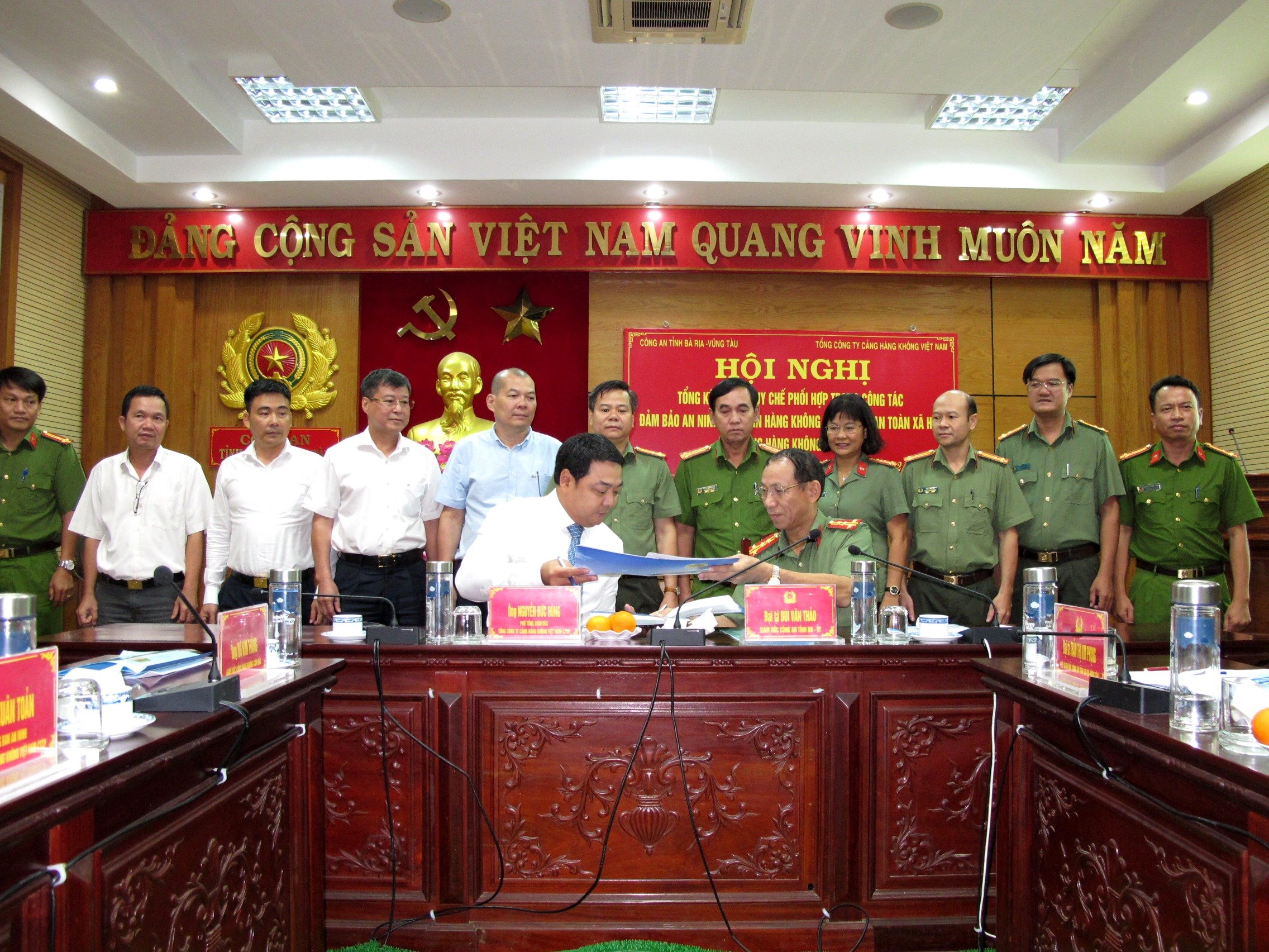 HỘI NGHỊ TỔNG KẾT VÀ KÝ KẾT QUY CHẾ PHỐI HỢP ĐẢM BẢO AN NINH TRẬT TỰ TẠI CẢNG HÀNG KHÔNG CÔN ĐẢO  GIỮA CÔNG AN TỈNH BÀ RỊA VŨNG TÀU VÀ TỔNG CÔNG TY CẢNG HÀNG KHÔNG VIỆT NAM - CTCP|LOCAL_PATH:crawled_data/images/featured_756f3aa5c8d2.jpg