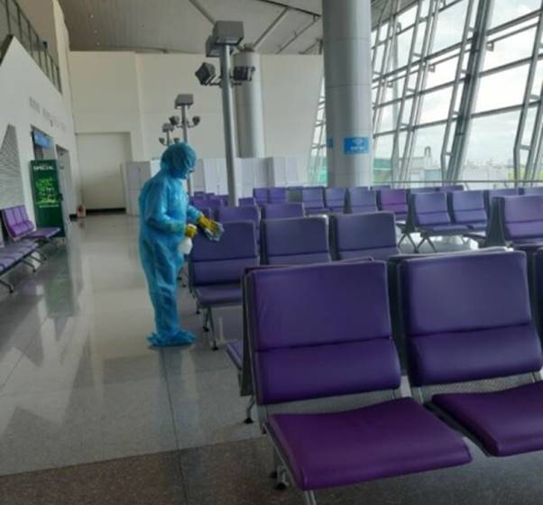 Tan Son Nhat International Airport has implemented multiple epidemic prevention and control measures to guarantee the health and safety of passengers.|LOCAL_PATH:crawled_data/images/featured_757317fea508.jpg