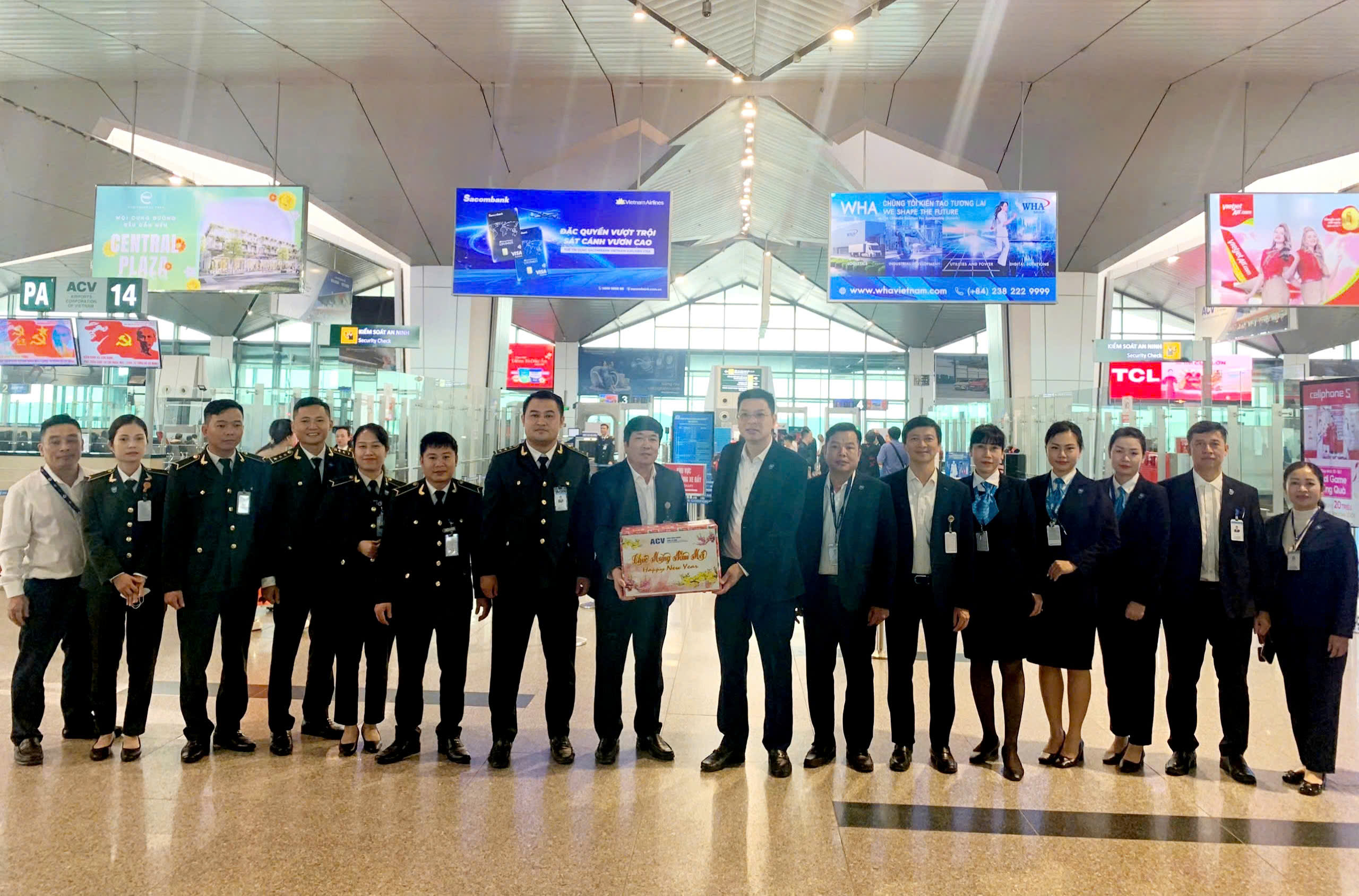 Đồng chí Bí thư Đảng ủy, Giám đốc Cảng hàng không quốc tế Vinh kiểm tra công tác phục vụ cao điểm Tết Ất Tỵ 2025 và tặng quà Tết động viên CB-CNV trực Tết tại Cảng|LOCAL_PATH:crawled_data/images/featured_78b9cdb51122.jpg
