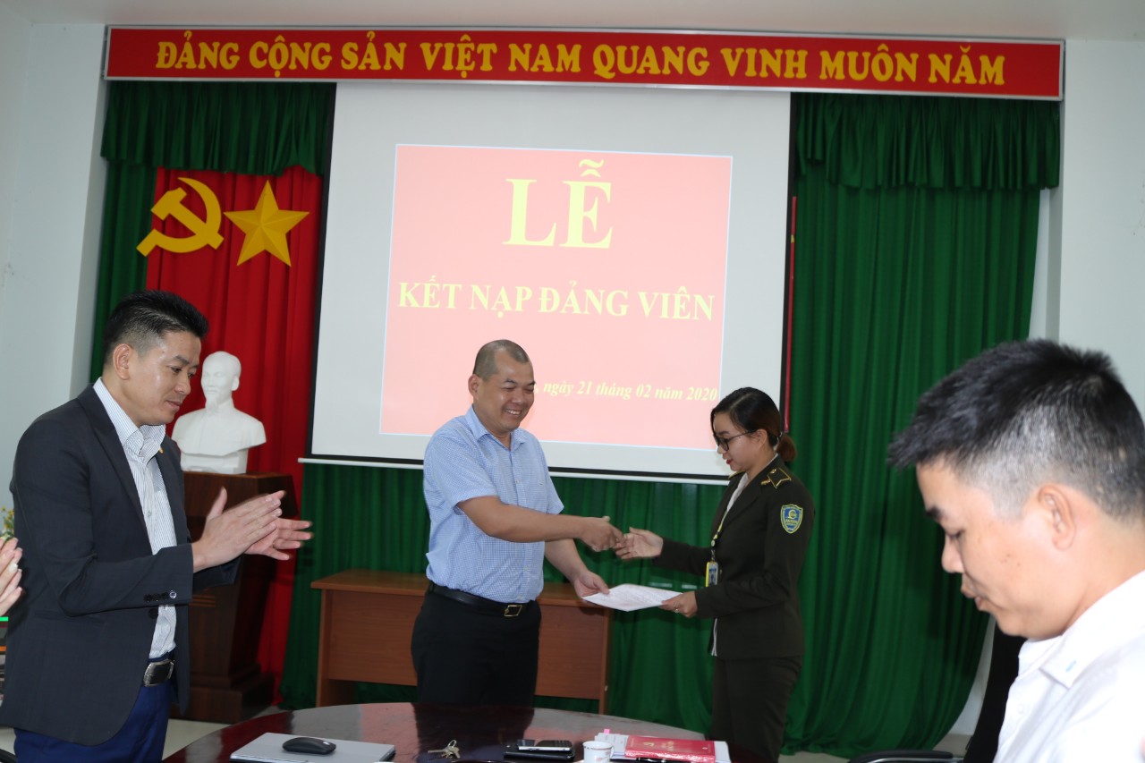 CHI BỘ CẢNG HÀNG KHÔNG CÔN ĐẢO PHÁT TRIỂN ĐỘI NGŨ ĐẢNG VIÊN MỚI, XÂY DỰNG CHI BỘ NGÀY CÀNG VỮNG MẠNH|LOCAL_PATH:crawled_data/images/featured_7cf973637f01.jpg