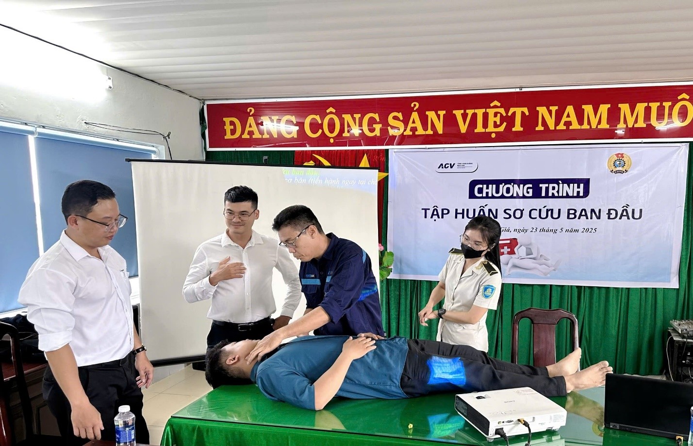 HOẠT ĐỘNG TẬP HUẤN SƠ CỨU BAN ĐẦU CHO NHÂN VIÊN  CẢNG HÀNG KHÔNG RẠCH GIÁ NĂM 2025|LOCAL_PATH:crawled_data/images/featured_7da62e2dbb99.jpg