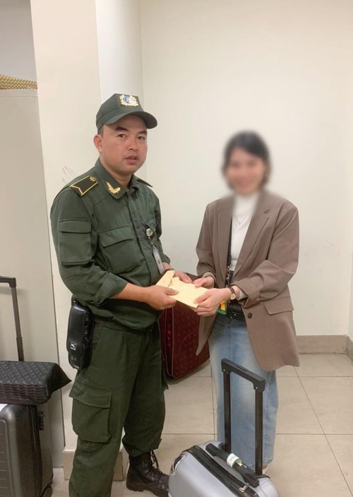 Một nữ hành khách quên va-li trị giá gần 300 nghìn Yên được nhân viên An ninh Nội Bài hỗ trợ tìm lại|LOCAL_PATH:crawled_data/images/featured_7e8b996b669a.jpeg