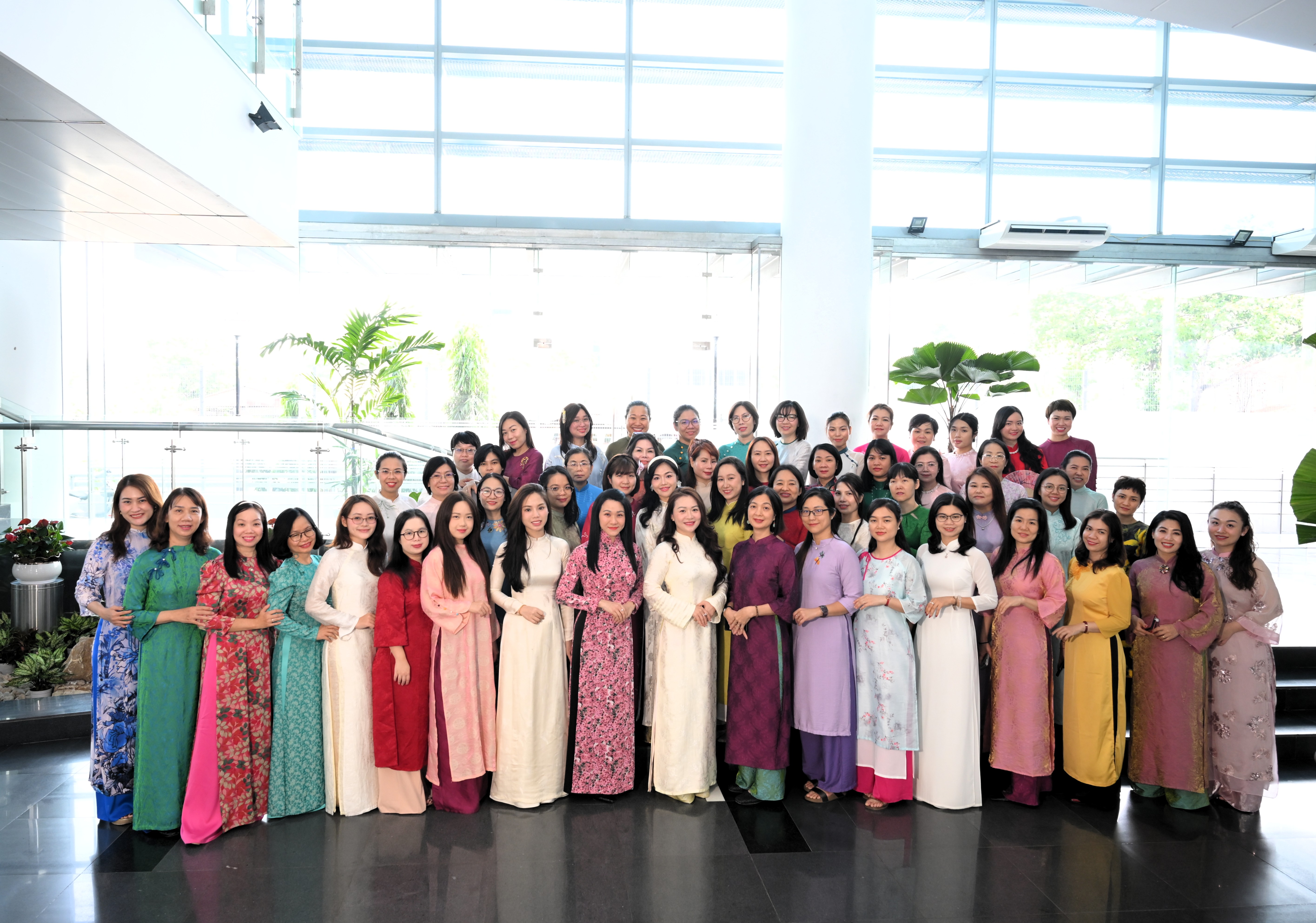 Rực rỡ sắc màu truyền thống: Hưởng ứng "Tuần lễ Áo dài" tôn vinh vẻ đẹp Phụ nữ Việt Nam|LOCAL_PATH:crawled_data/images/featured_7fe45aa13671.JPG