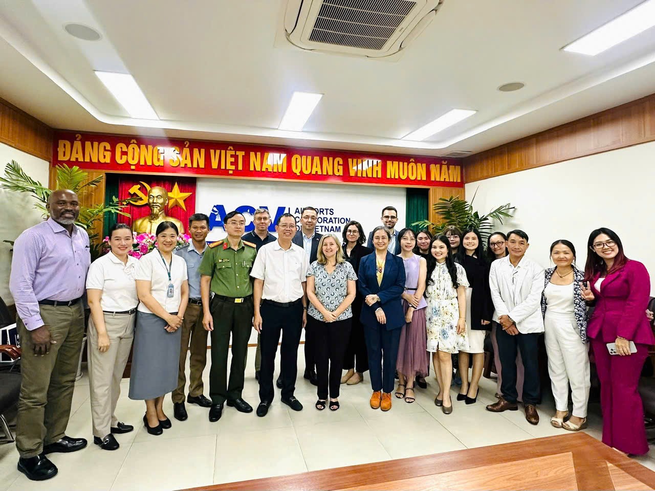 CẢNG HKQT TÂN SƠN NHẤT THIẾT LẬP KÊNH LIÊN LẠC KẾ HOẠCH ỨNG PHÓ KHẨN CẤP VỚI CÁC CƠ QUAN LÃNH SỰ VỀ BẢO HỘ CÔNG DÂN TRONG CÁC TÌNH HUỐNG KHẨN NGUY TẠI CẢNG HÀNG KHÔNG, SÂN BAY|LOCAL_PATH:crawled_data/images/featured_80eb392d63f5.jpg