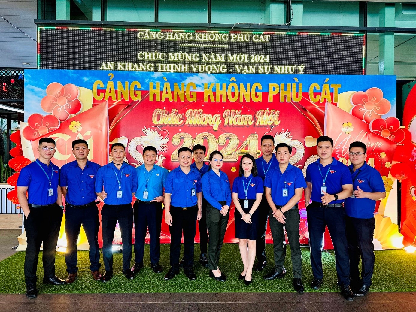 ĐOÀN THANH NIÊN CẢNG HÀNG KHÔNG PHÙ CÁT RA QUÂN TÌNH NGUYỆN, HỖ TRỢ PHỤC VỤ HÀNH KHÁCH DỊP CAO ĐIỂM TẾT NGUYÊN ĐÁN GIÁP THÌN NĂM 2024|LOCAL_PATH:crawled_data/images/featured_822a2d26733f.jpg