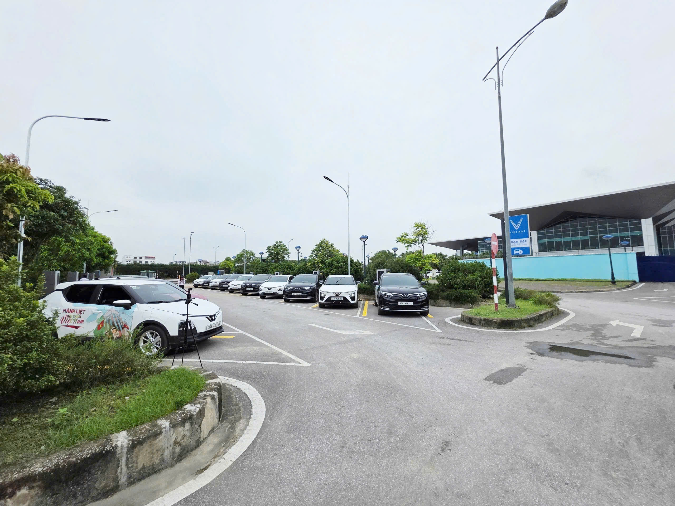 Tiên phong trong lắp trụ sạc Vinfast, Cảng HKQT Vinh phấn đấu từng bước trở thành Cảng hàng không xanh "Green Airport"|LOCAL_PATH:crawled_data/images/featured_82b95167e039.jpg