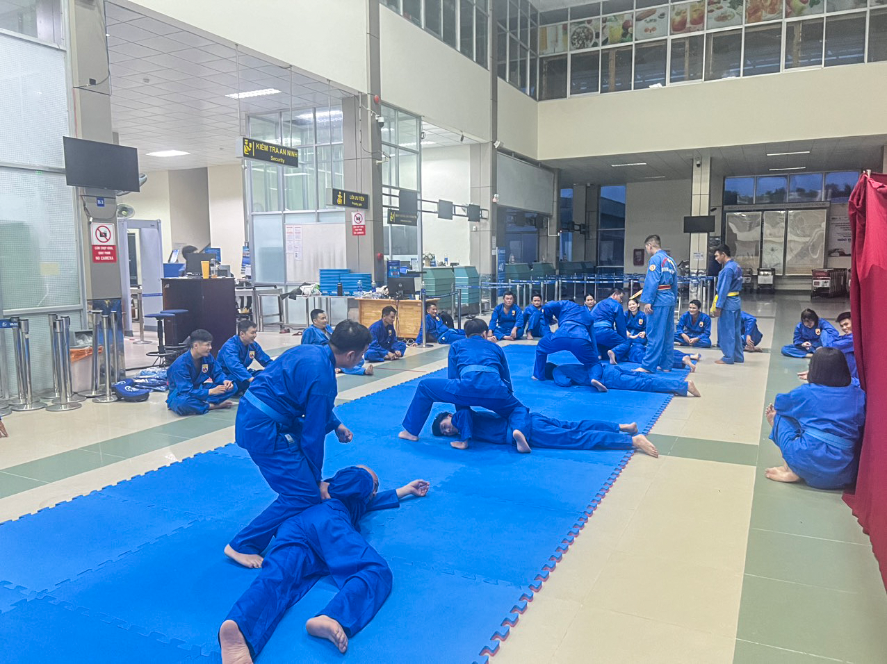 Cảng hàng không Côn Đảo tổ chức huấn luyện tự vệ cho lực lượng kiểm soát an ninh hàng không năm 2024|LOCAL_PATH:crawled_data/images/featured_82b953f8371d.png