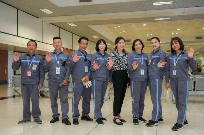Nữ nhân viên xe đẩy của Cảng HKQT Nội Nài giúp hành khách tìm lại chiếc ví chứa 30 triệu đồng|LOCAL_PATH:crawled_data/images/featured_837401ed9899.png