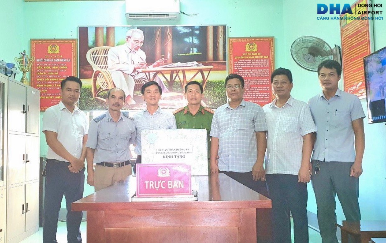 Tổ công tác An toàn đường cất hạ cánh Cảng hàng không Đồng Hới làm việc với Công an các Xã giáp ranh sân bay.|LOCAL_PATH:crawled_data/images/featured_8609c9c02357.jpg