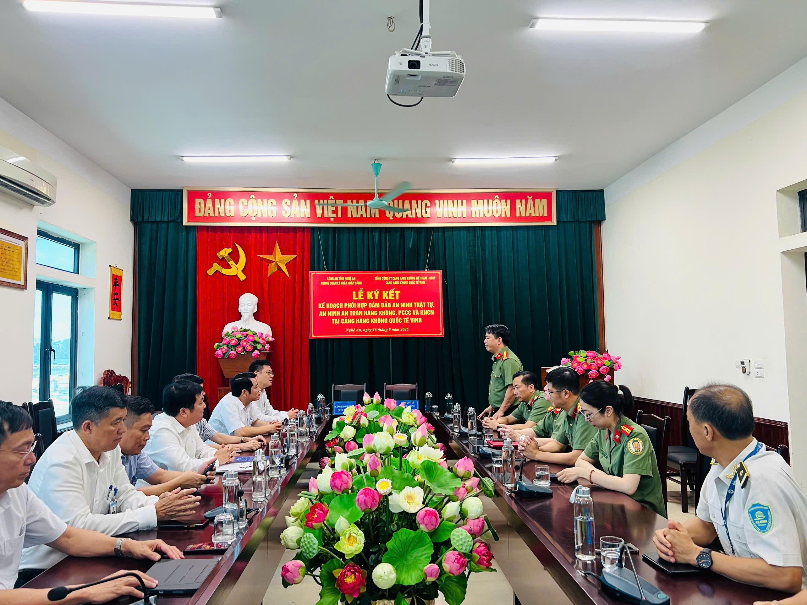 Cảng HKQT Vinh và Phòng QLXNC Công an tỉnh Nghệ An ký Kế hoạch phối hợp|LOCAL_PATH:crawled_data/images/featured_8793da8a581a.jpg