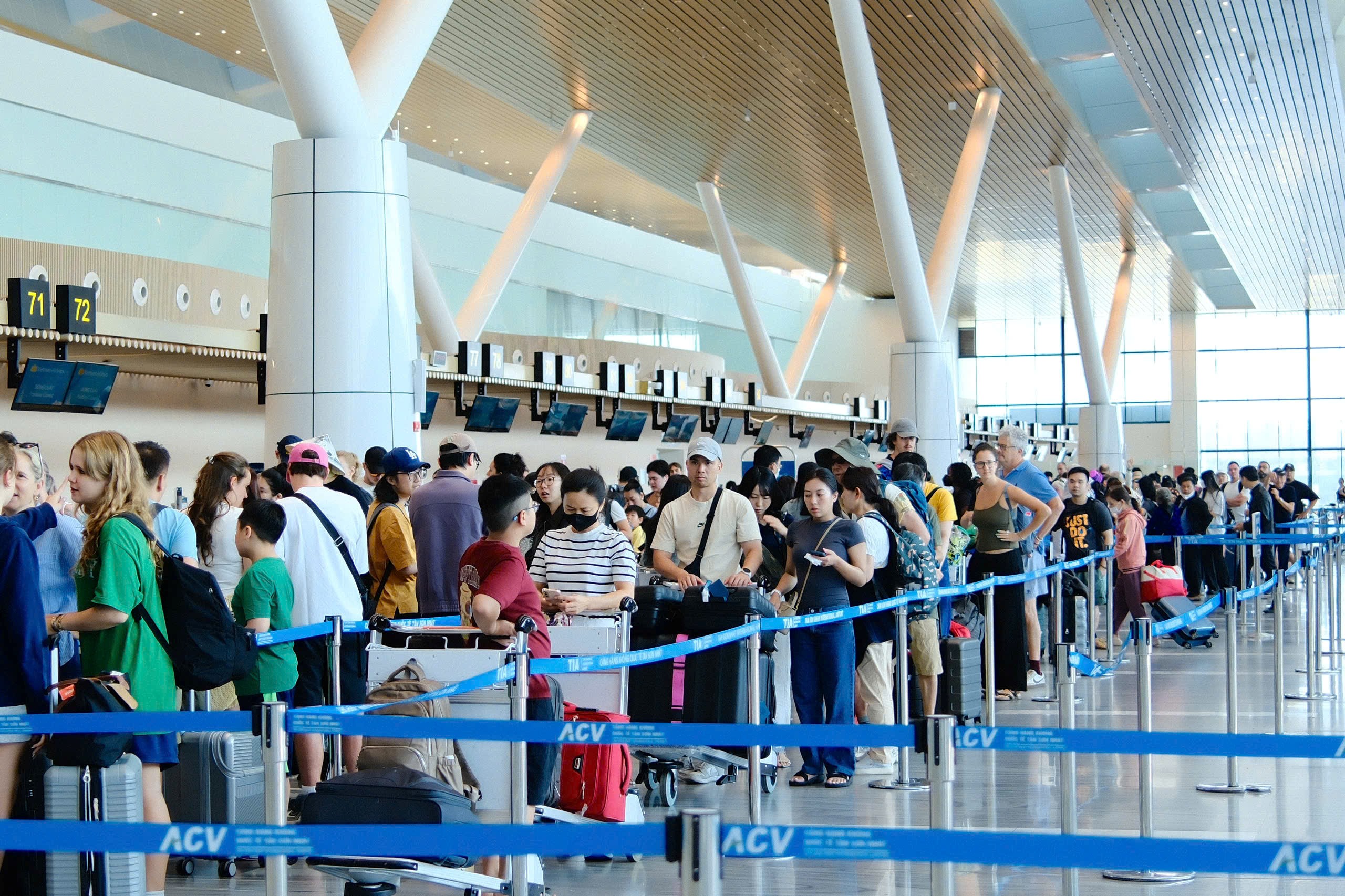 Cảng HKQT Tân Sơn Nhất dự kiến đón 145 nghìn khách/ngày dịp cao điểm Tết Nguyên đán Bính Ngọ|LOCAL_PATH:crawled_data/images/featured_87b3470461b7.jpg