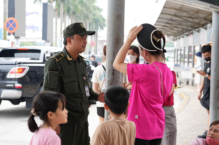 Nhân viên an ninh Nội Bài giúp lấy lại 43 triệu đồng do khách đổi tiền cầm nhầm lên tàu bay|LOCAL_PATH:crawled_data/images/featured_8c51900d3246.png