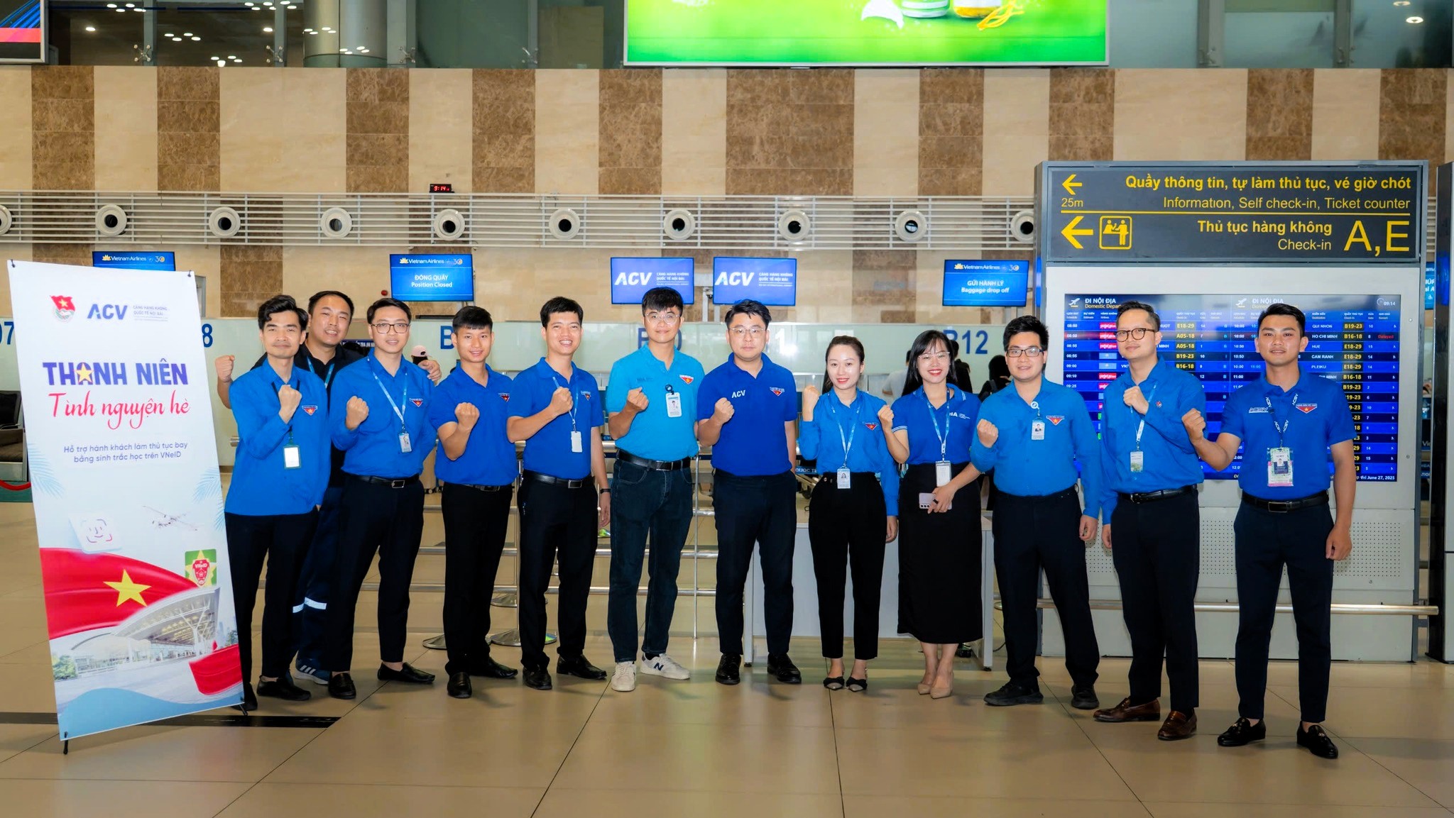 Đoàn thanh niên Cảng HKQT Nội Bài ra quân hỗ trợ hành khách sử dụng sinh trắc học VNeID làm thủ tục hàng không|LOCAL_PATH:crawled_data/images/featured_8d2ea3f363cb.jpg