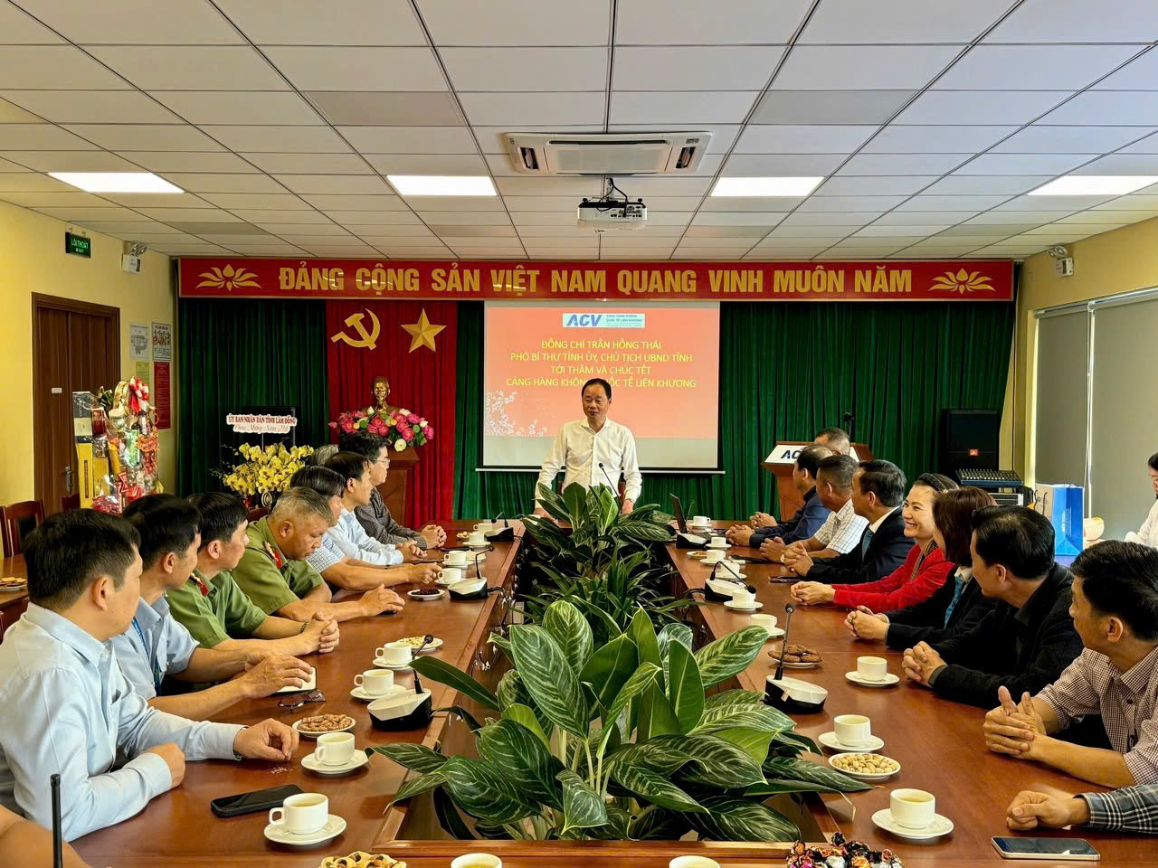 Chủ tịch UBND tỉnh Lâm Đồng đến thăm, chúc tết tại Cảng HKQT Liên Khương|LOCAL_PATH:crawled_data/images/featured_8d83db04e88b.jpg