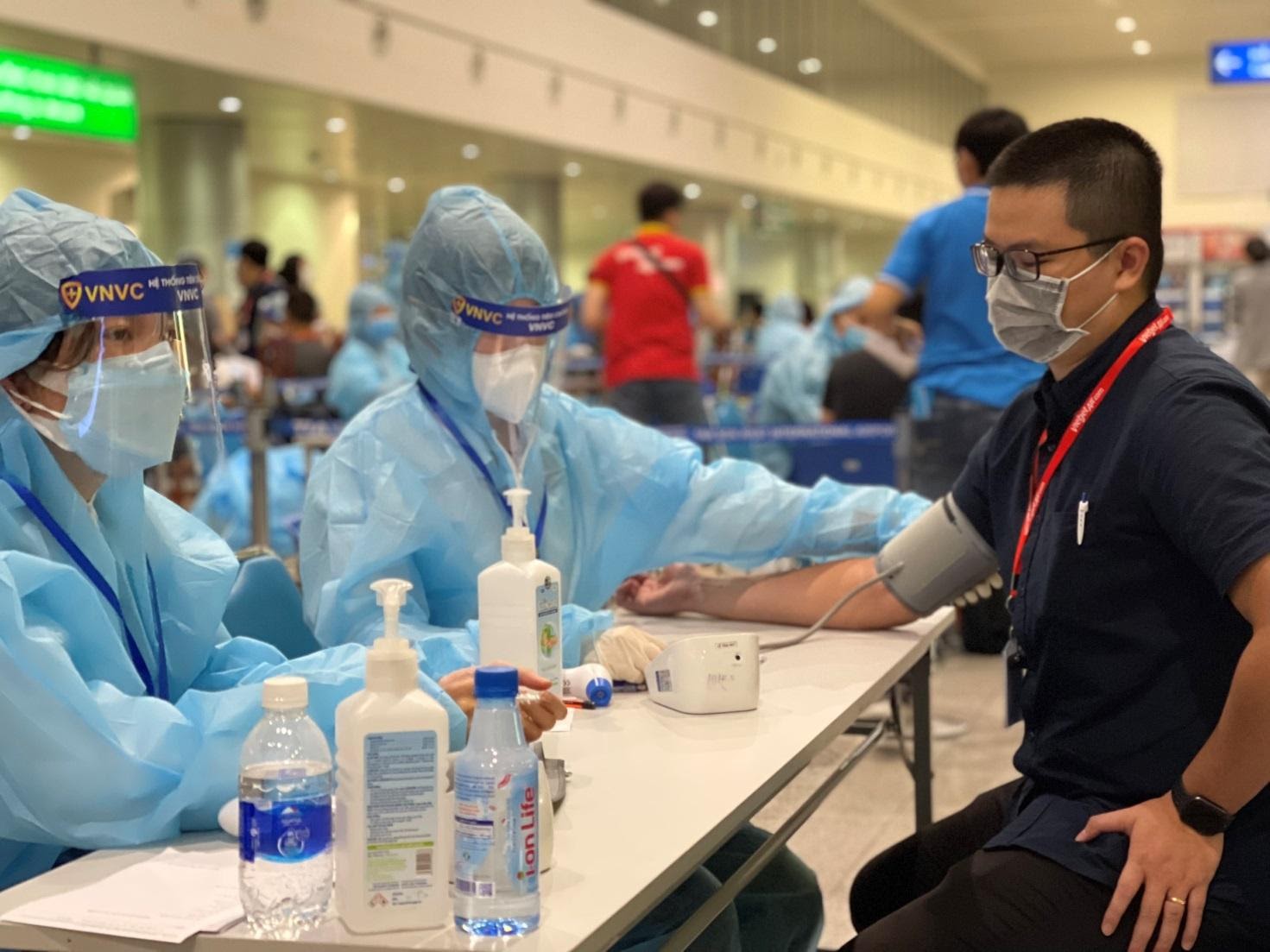 Cảng HKQT Tân Sơn Nhất tổ chức tiêm vắc xin phòng Covid-19 cho cán bộ, nhân viên các đơn vị hoạt động tại Cảng|LOCAL_PATH:crawled_data/images/featured_90d5ddfa960c.jpg