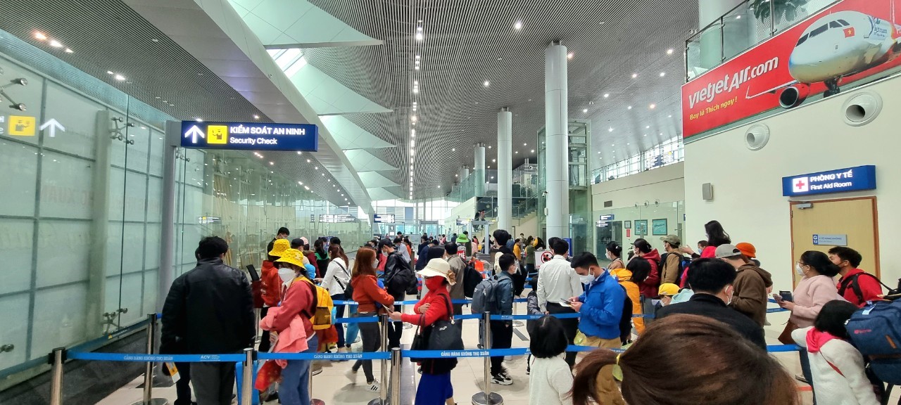 CẢNG HÀNG KHÔNG THỌ XUÂN: HÀNH KHÁCH THÔNG TẤP NẬP, NHỘN NHỊP VẪN TUÂN THỦ CÔNG TÁC PHÒNG CHỐNG DỊCH BỆNH COVID- 19|LOCAL_PATH:crawled_data/images/featured_96984eff08b0.jpg