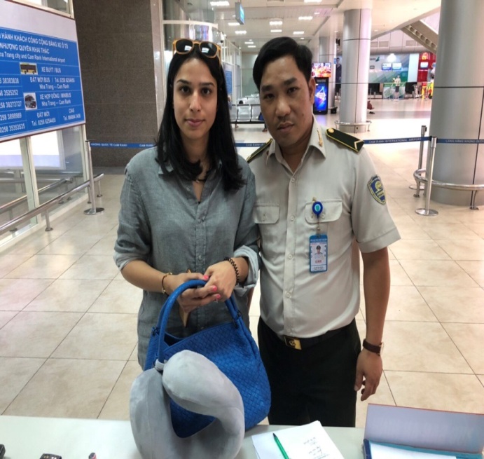 Cảng HKQT Cam Ranh: Nhân viên an ninh kiểm soát phát hiện và trả lại  tài sản bỏ quên choi hành khách|LOCAL_PATH:crawled_data/images/featured_990d99b05fc5.jpg