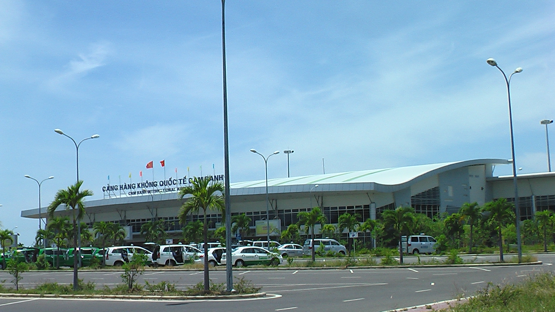 Cảng HKQT Cam Ranh: Nhân viên thu gom xe đẩy hành lý liên tiếp phát hiện tài sản có giá trị bị bỏ quên và trả lại cho hành khách|LOCAL_PATH:crawled_data/images/featured_9b9380faafd0.JPG