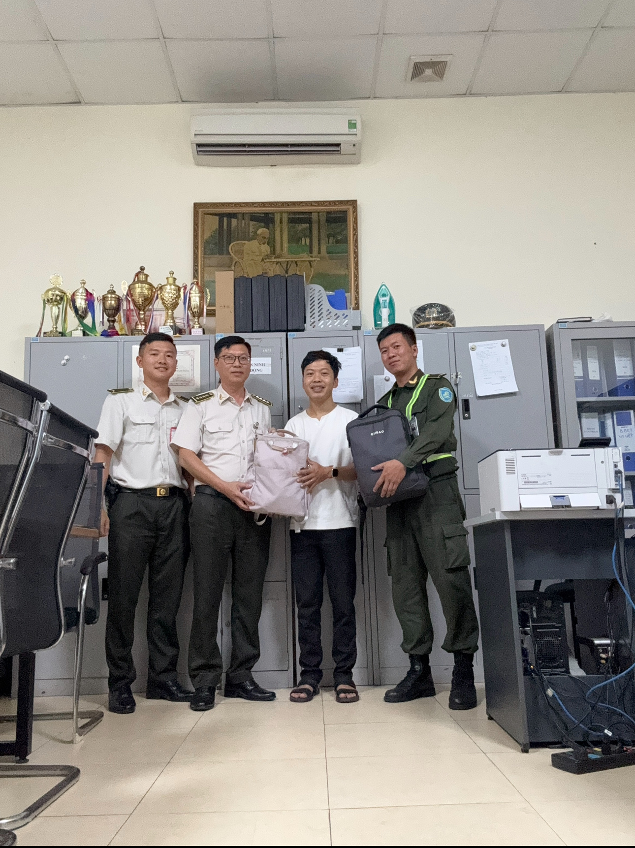 Nhân viên ANHK Cảng HKQT Vinh nhặt được của rơi và trao trả tài sản lớn cho hành khách|LOCAL_PATH:crawled_data/images/featured_9c264b6c7306.jpg