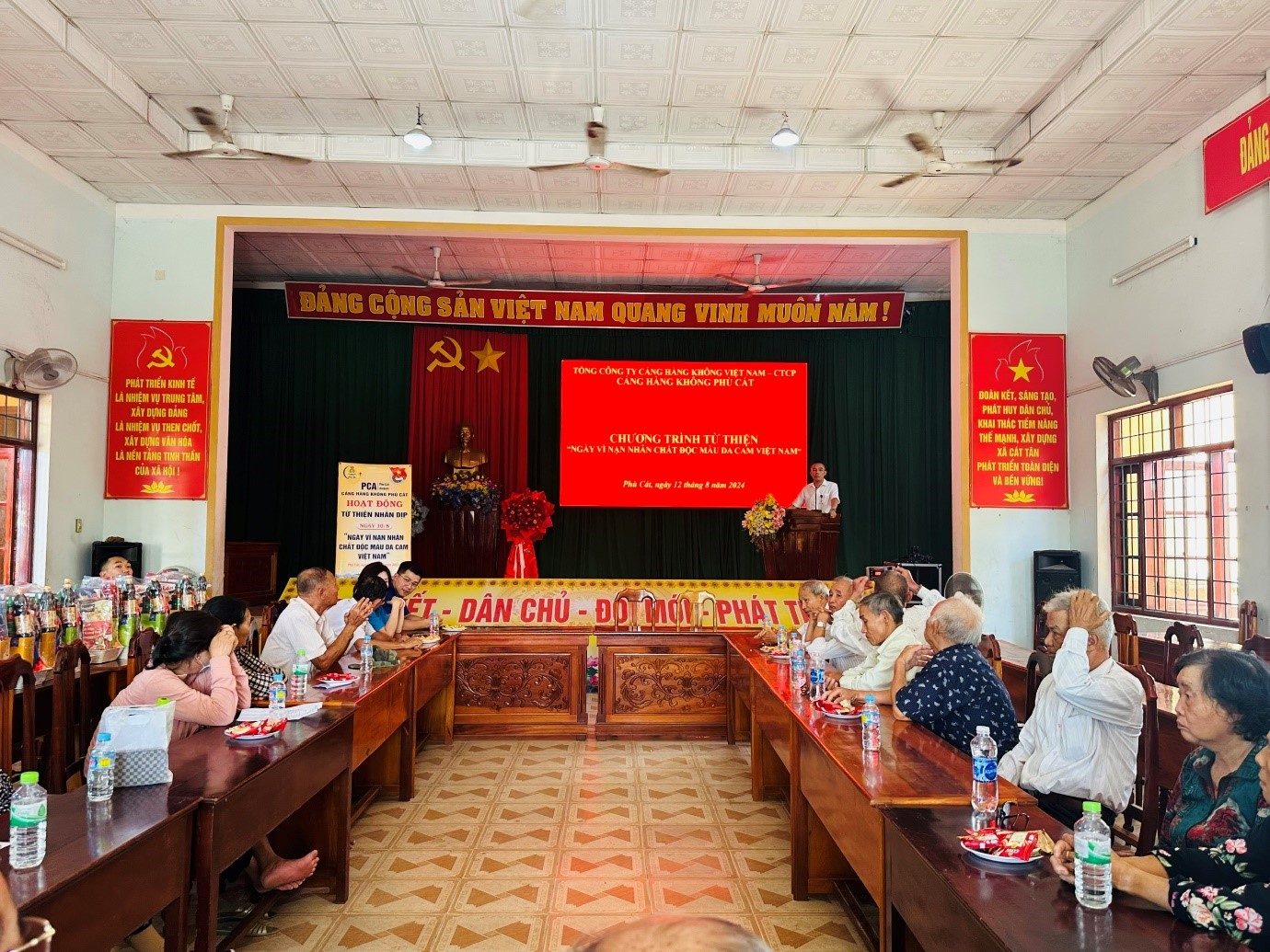 CẢNG HÀNG KHÔNG PHÙ CÁT TỔ CHỨC HOẠT ĐỘNG TỪ THIỆN KỶ NIỆM 63 NĂM THẢM HỌA DA CAM DIOXIN Ở VIỆT NAM (10/8/1961 – 10/8/2024)