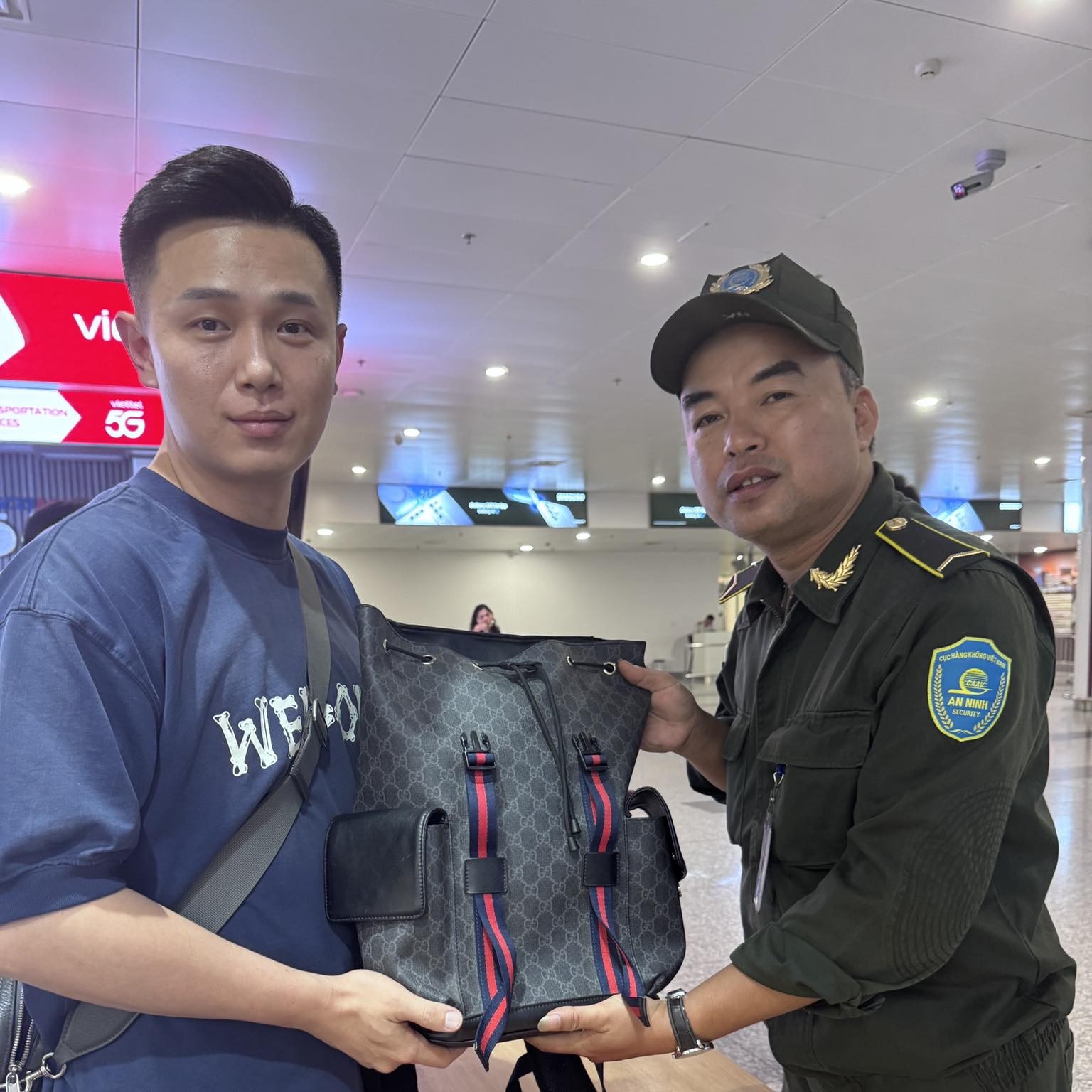 Lực lượng an ninh tại Cảng HKQT Nội Bài hỗ trợ khách tìm lại 365 triệu đồng|LOCAL_PATH:crawled_data/images/featured_9d5d79151655.jpg