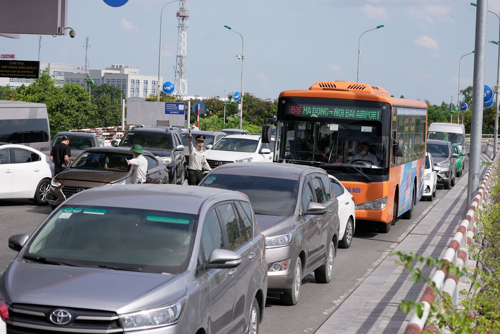 Cảng HKQT Nội Bài đề nghị hành khách sử dụng phương tiện công cộng để giảm ùn ứ giao thông|LOCAL_PATH:crawled_data/images/featured_9d6a8de33bea.jpg