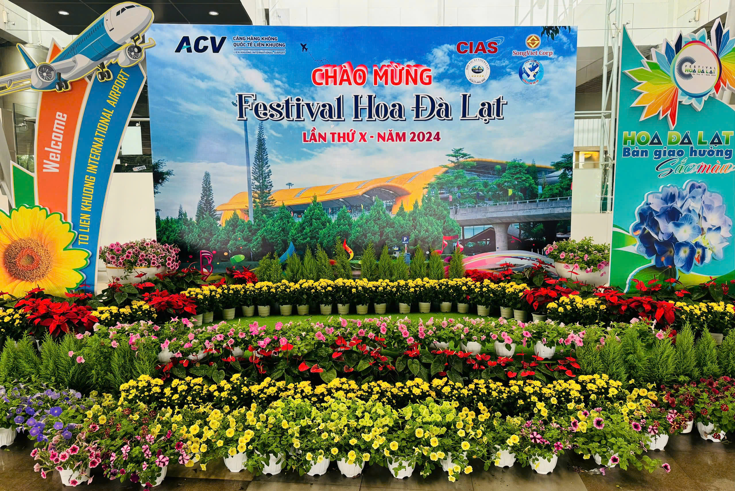 Cảng hàng không quốc tế Liên Khương khoe sắc rực rỡ mùa Lễ Hội Hoa và Giáng Sinh 2024|LOCAL_PATH:crawled_data/images/featured_9db31b8addbb.jpg