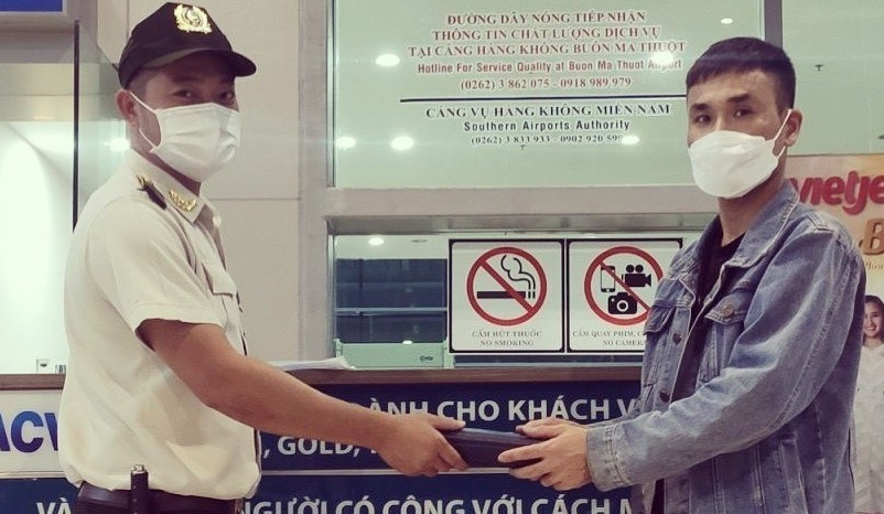 NHÂN VIÊN AN NINH HÀNG KHÔNG – CẢNG HÀNG KHÔNG BUÔN MA THUỘT PHÁT HIỆN VÀ TRẢ LẠI TÀI SẢN CHO HÀNH KHÁCH|LOCAL_PATH:crawled_data/images/featured_9f5bb04a2960.jpg