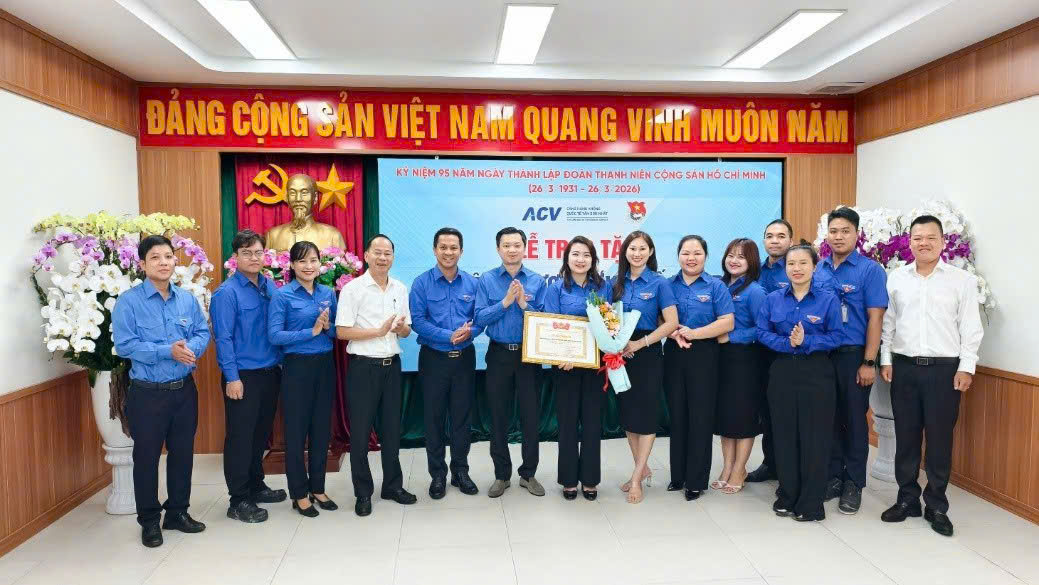 Đoàn TNCS Hồ Chí Minh trao tặng Kỷ niệm chương “Vì thế hệ trẻ” cho cán bộ, lãnh đạo Cảng HKQT Tân Sơn Nhất|LOCAL_PATH:crawled_data/images/featured_a7343c027950.jpg
