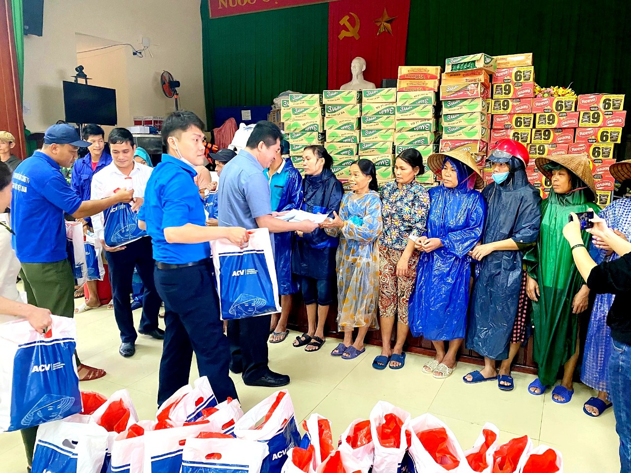 ACV thăm hỏi, tặng quà đồng bào bị lũ lụt tại các tỉnh Thừa Thiên Huế và Quảng Bình|LOCAL_PATH:crawled_data/images/featured_a929454bb8c0.jpg