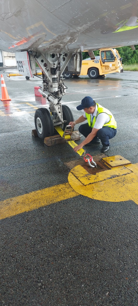 DIỄN TẬP CHẰNG NÉO CHỐNG BÃO  CHO TÀU BAY EMBRAER CỦA HÃNG HÀNG KHÔNG BAMBOO  TẠI CẢNG HÀNG KHÔNG CÔN ĐẢO|LOCAL_PATH:crawled_data/images/featured_aa474562c31b.jpg