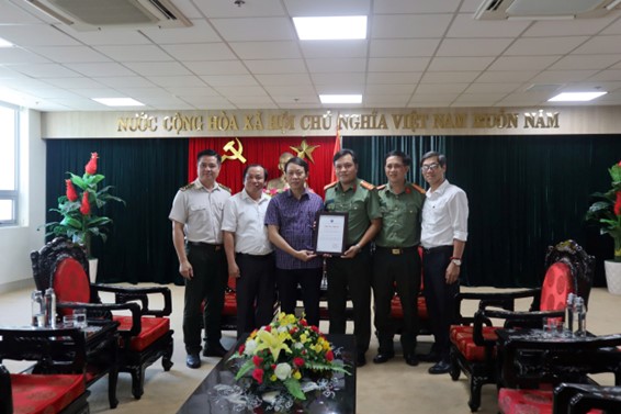 Cảng HKQT Đà Nẵng nhận giấy chứng nhận đóng góp quỹ phòng, chống tội phạm thành phố Đà Nẵng|LOCAL_PATH:crawled_data/images/featured_ae21a5e327bf.jpg