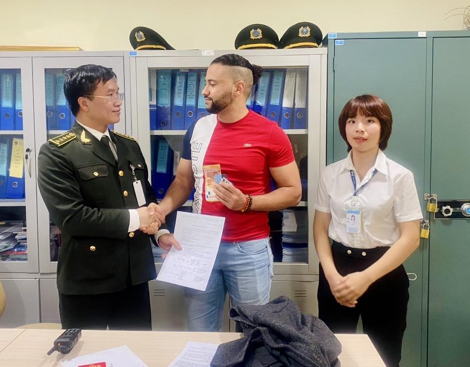 Khách bỏ quên áo khoác có gần 60 triệu đồng tại Nội Bài được hỗ trợ tìm lại|LOCAL_PATH:crawled_data/images/featured_b1ce739eca72.jpg