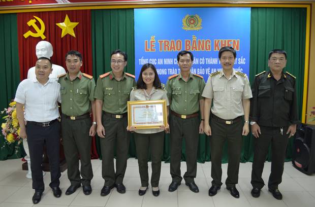 Cảng HKQT Tân Sơn Nhất: Tổng cục An ninh khen thưởng cá nhân có thành tích xuất sắc trong phong trào toàn dân bảo vệ an ninh tổ quốc|LOCAL_PATH:crawled_data/images/featured_b26db6f322d3.jpg