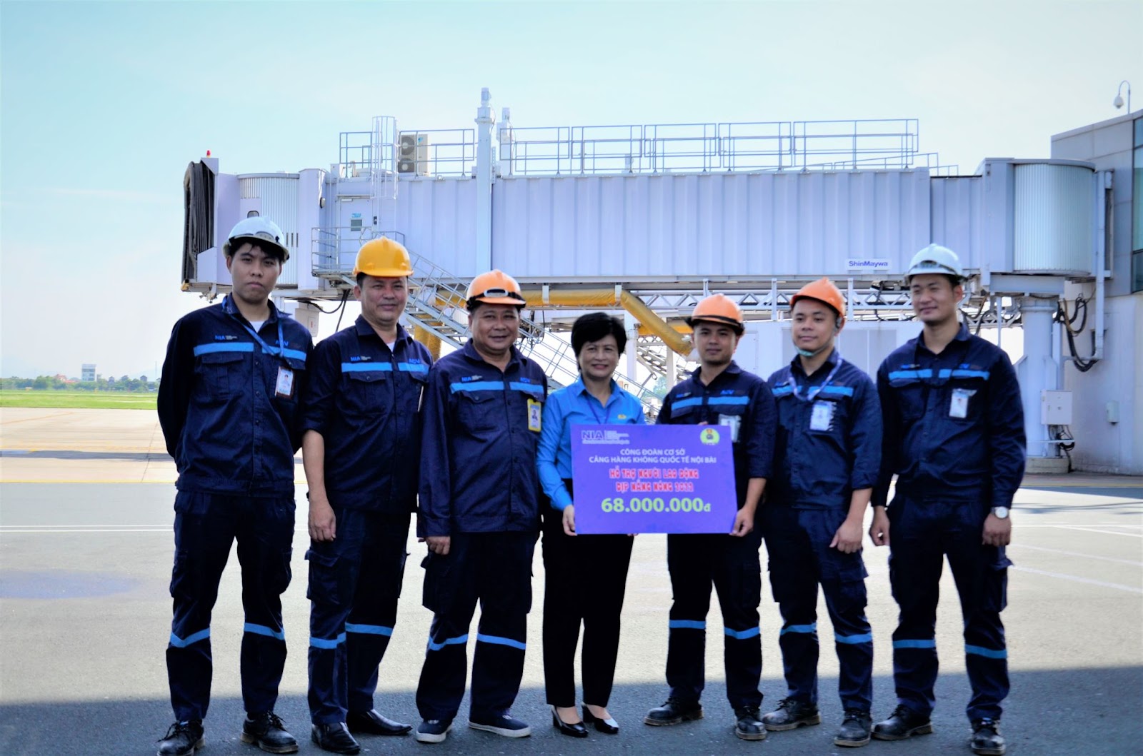 Nắng trên phi trường, “nóng” trong nhà ga, Công đoàn Cảng HKQT Nội Bài “chia lửa” với người lao động|LOCAL_PATH:crawled_data/images/featured_b33fd5d708de.JPG