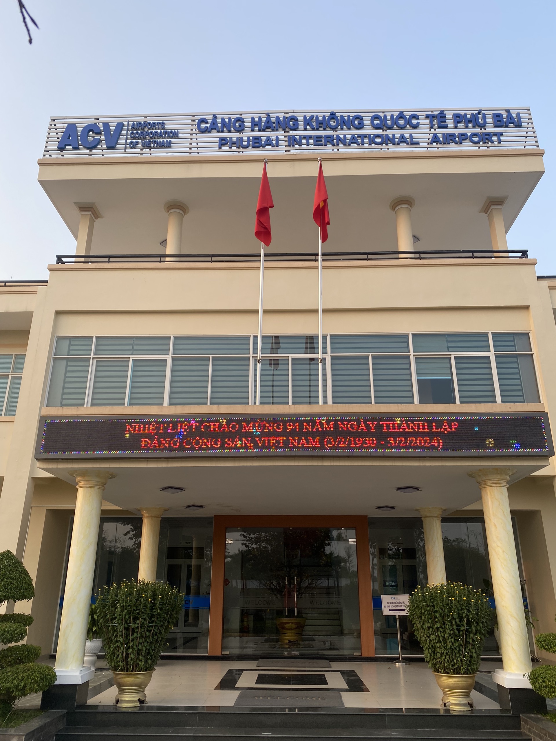CẢNG HÀNG KHÔNG QUỐC TẾ PHÚ BÀI LUNG LINH SẮC MÀU TRANG TRÍ MỪNG ĐẢNG, MỪNG XUÂN|LOCAL_PATH:crawled_data/images/featured_b45257bfc699.jpg