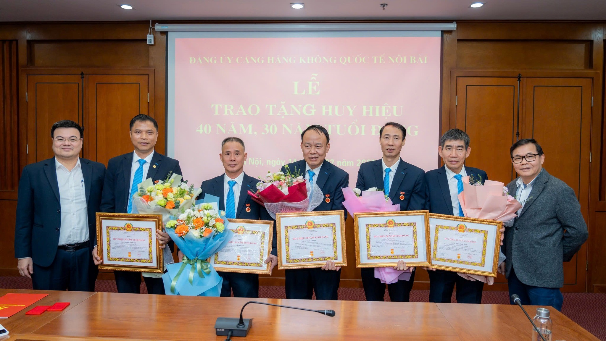 Cảng HKQT Nội Bài trao Huy hiệu 30 năm, 40 năm tuổi Đảng cho các Đảng viên tiêu biểu|LOCAL_PATH:crawled_data/images/featured_b56876eb3853.jpg