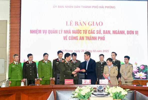 Lễ bàn giao nhiệm vụ quản lý nhà nước từ các Sở, ban, ngành, các đơn vị về Công an thành phố|LOCAL_PATH:crawled_data/images/featured_b68d9edc8256.jpg