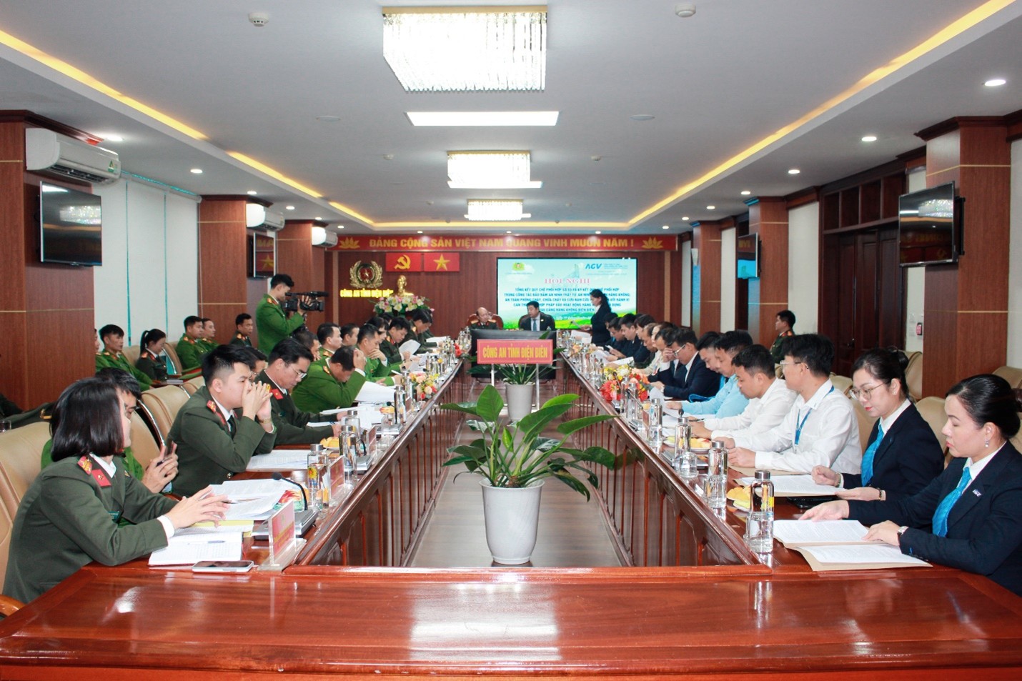 Công an tỉnh Điện Biên và ACV ký quy chế phối hợp bảo đảm an ninh trật tự; đối phó với hành vi can thiệp bất hợp pháp vào hoạt động hàng không dân dụng tại CHK Điện Biên an ninh, ATHK; ATPCCC và CNCH