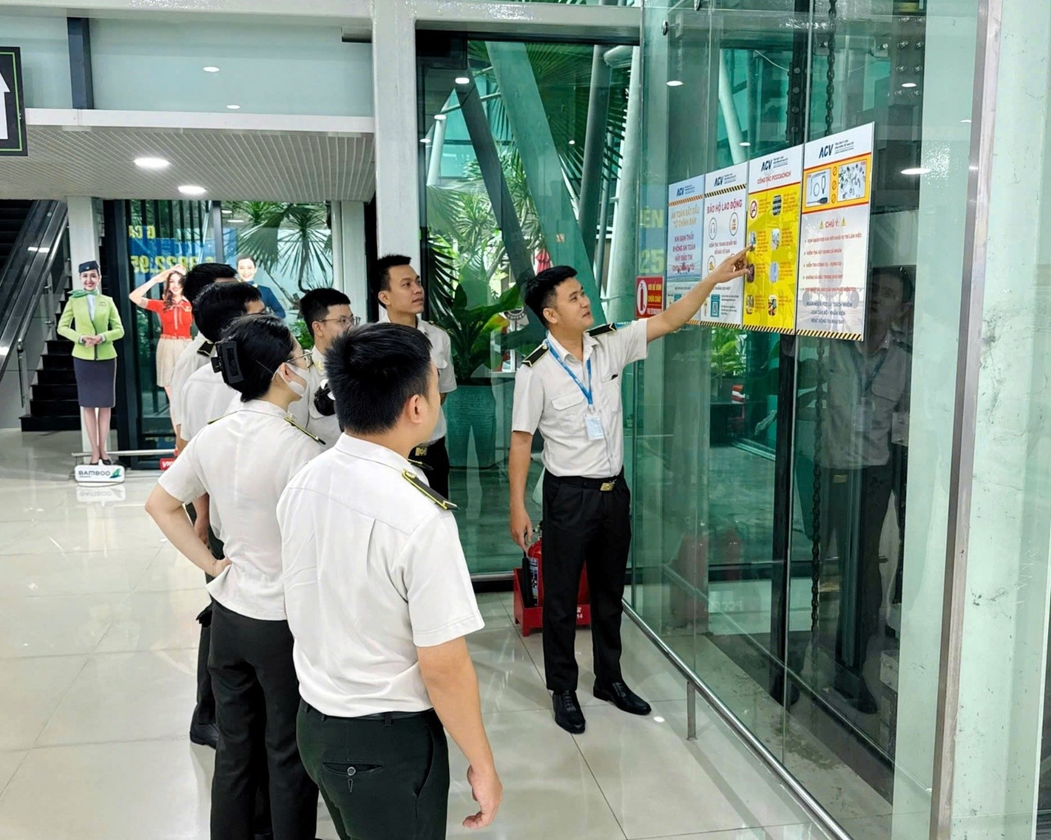 Cảng hàng không Phù Cát tăng cường nâng cao nhận thức về văn hóa an toàn hàng không|LOCAL_PATH:crawled_data/images/featured_b98b029b907f.jpg