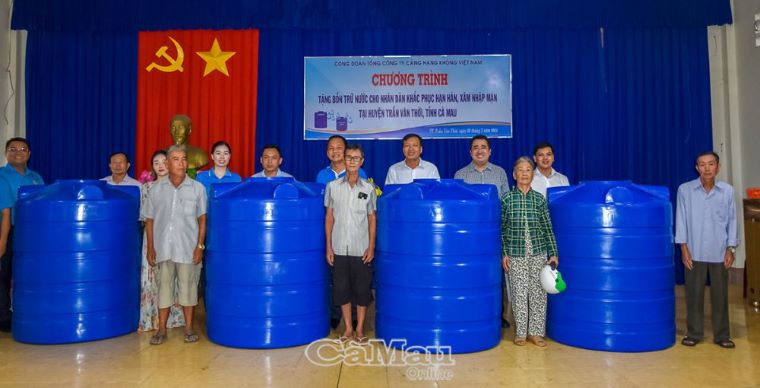 Trao tặng 30 bồn trữ nước cho người dân thị trấn Trần Văn Thời|LOCAL_PATH:crawled_data/images/featured_c0a445136579.jpg