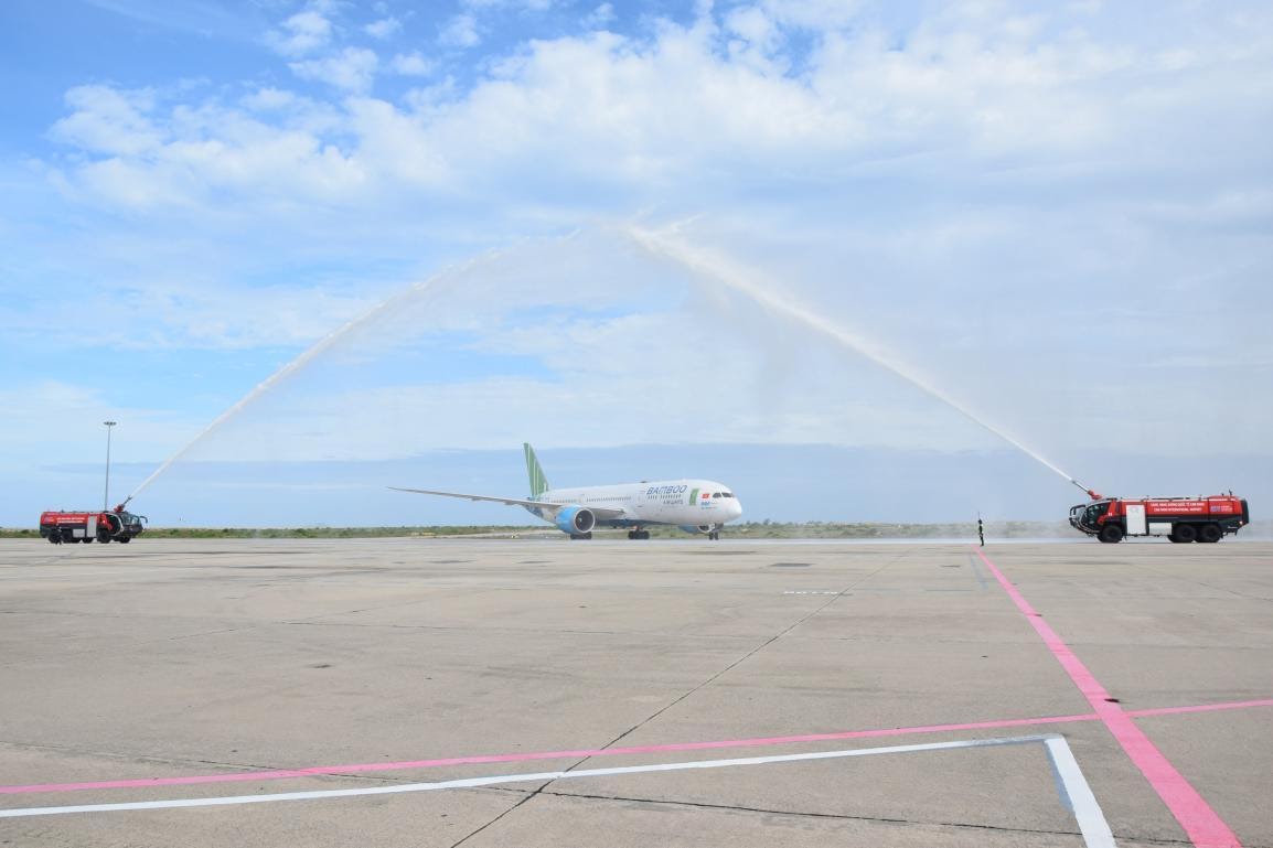 Cảng hàng không quốc tế Cam Ranh đón chuyến bay đầu tiên chở khách quốc tế đến Khánh Hòa du lịch theo “hộ chiếu vắc –xin”|LOCAL_PATH:crawled_data/images/featured_c1f7c6b2e9de.jpg